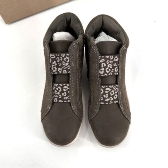 NIB Clarks Cloudsteppers Adella Bend Women's Ankle Bootie Dark Olive Size 8.5 - Picture 3 of 9